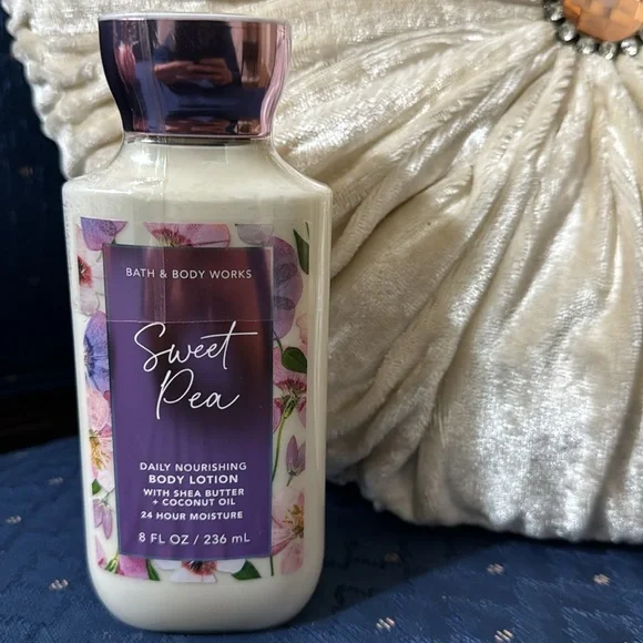 BATH & BODY WORKS SET. . . SWEET PEA SCENT - Picture 5 of 6